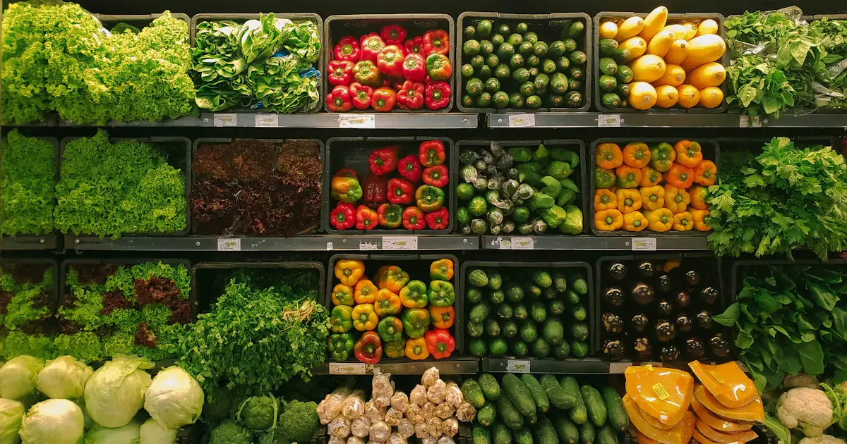 Étal de fruits et légumes colorés sur un marché provençal à Montpellier