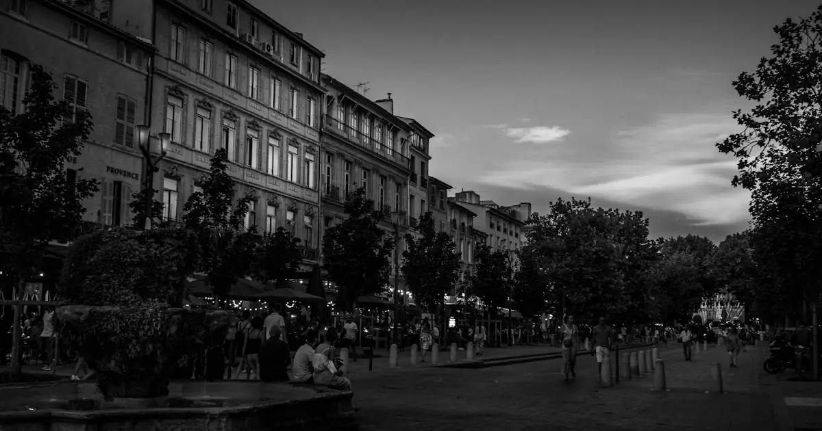 Le cours Mirabeau à Aix-en-Provence bordé de platanes
