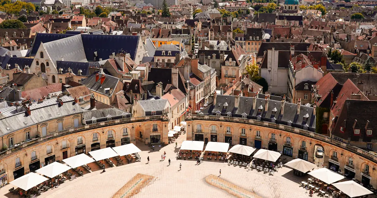 Vue de la place de la Libération et du Palais des Ducs à Dijon