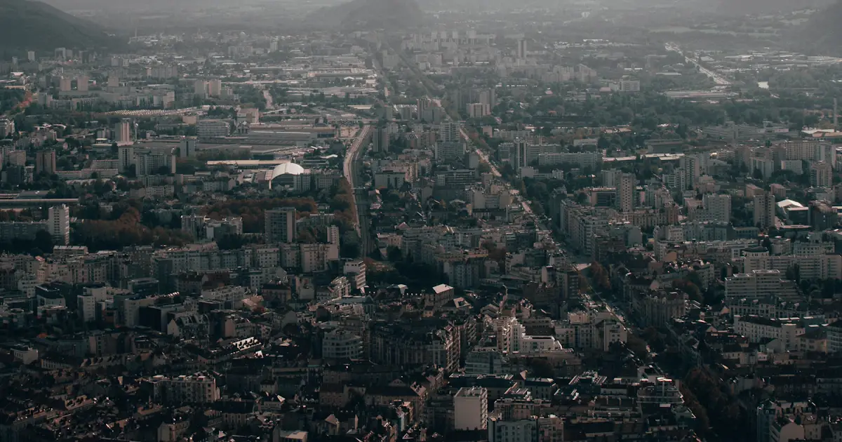 Vue panoramique de Grenoble avec les Alpes en arrière-plan
