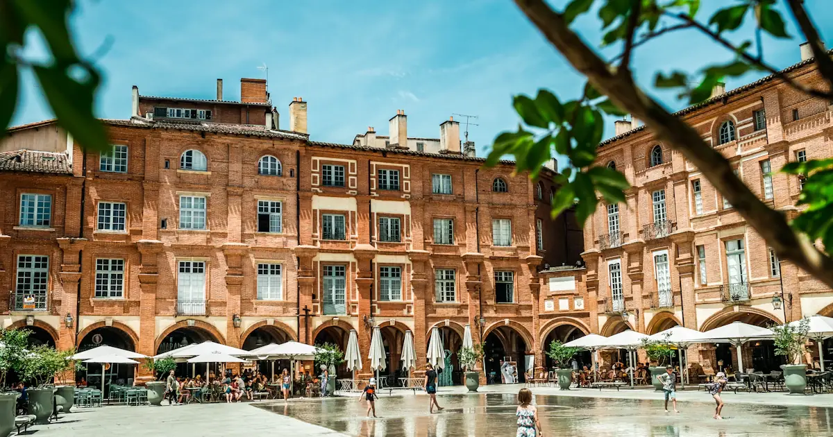 Vue du Pont Vieux de Montauban sur le Tarn avec les façades en briques roses