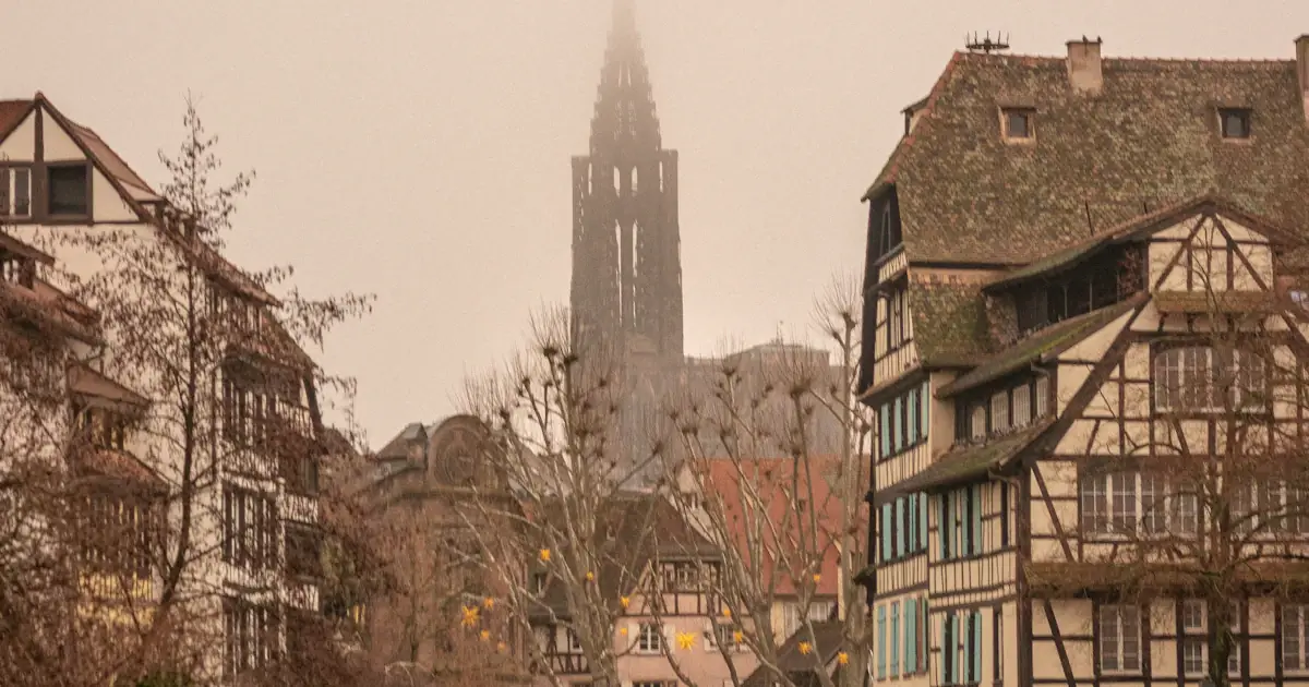 Vue sur la cathédrale de Strasbourg et les maisons à colombages de la Petite France
