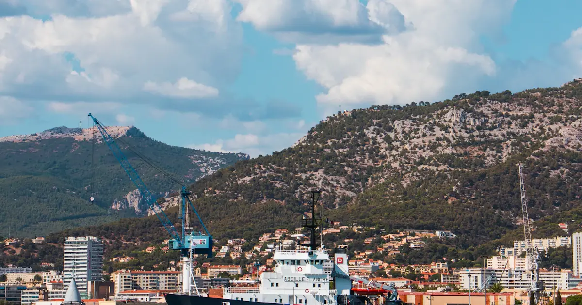 Vue du port de Toulon avec les collines en arrière-plan