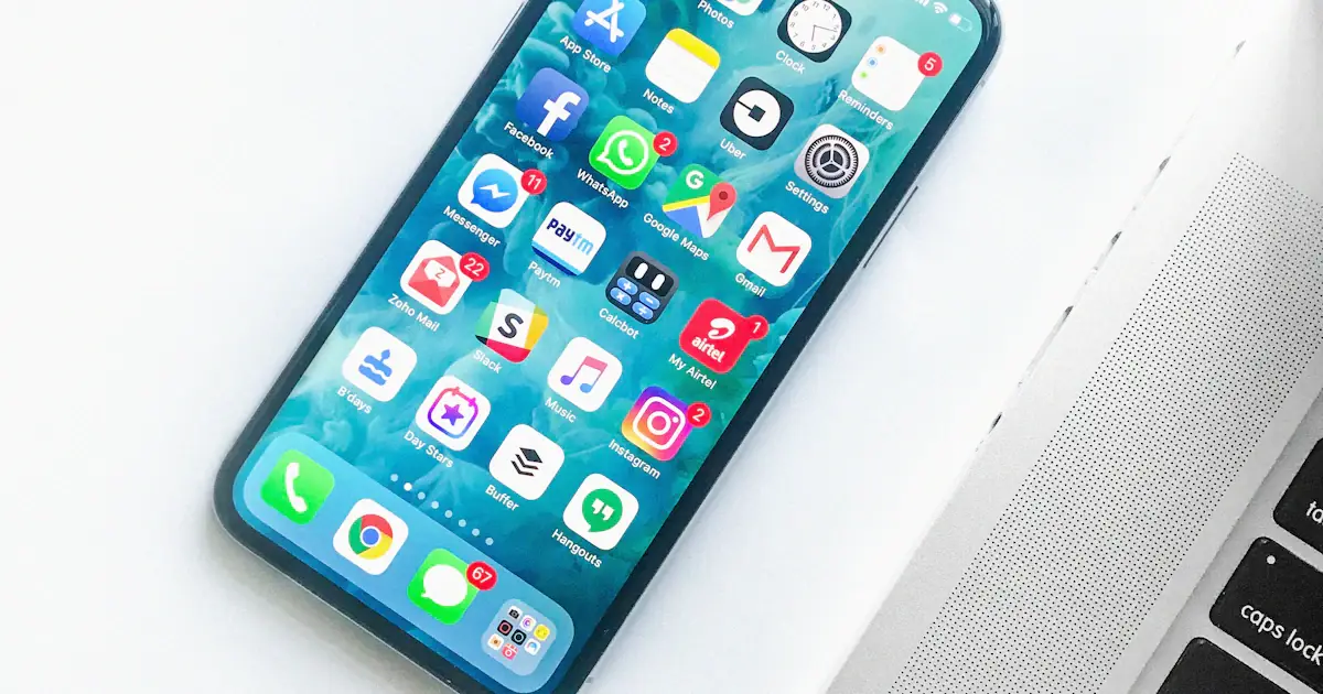 Smartphone en main avec l'application de carte de Montpellier ouverte