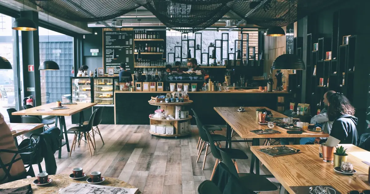 Freelance travaillant sur un laptop dans un café lumineux de Montpellier
