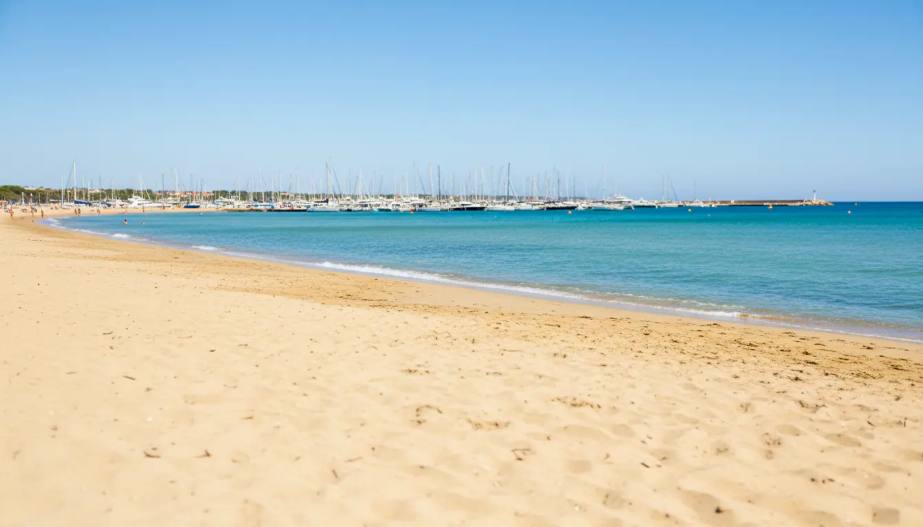Plage de Carnon-Plage avec port de plaisance et mer Méditerranée turquoise