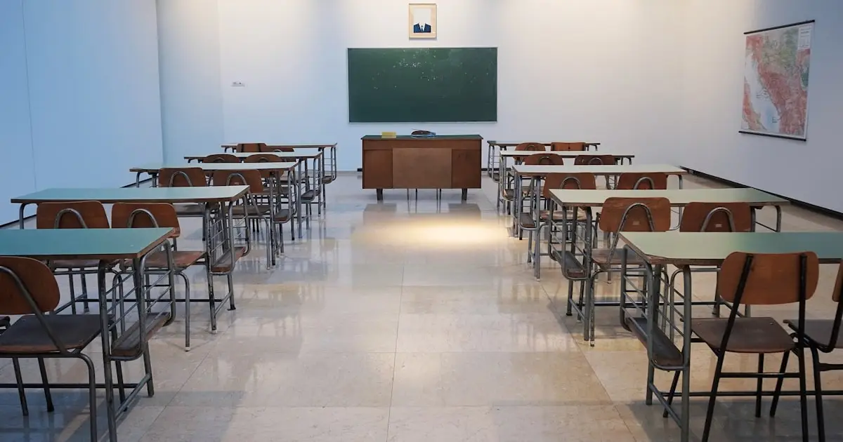 Cour d'école ensoleillée avec des enfants qui jouent à Montpellier