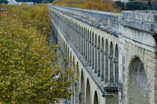 L'aqueduc Saint-Clément et ses arches dans le quartier des Arceaux à Montpellier