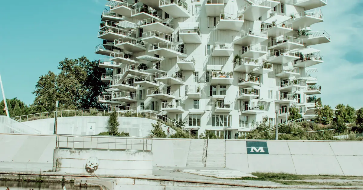 Quartier Port Marianne à Montpellier avec ses bassins et architecture moderne